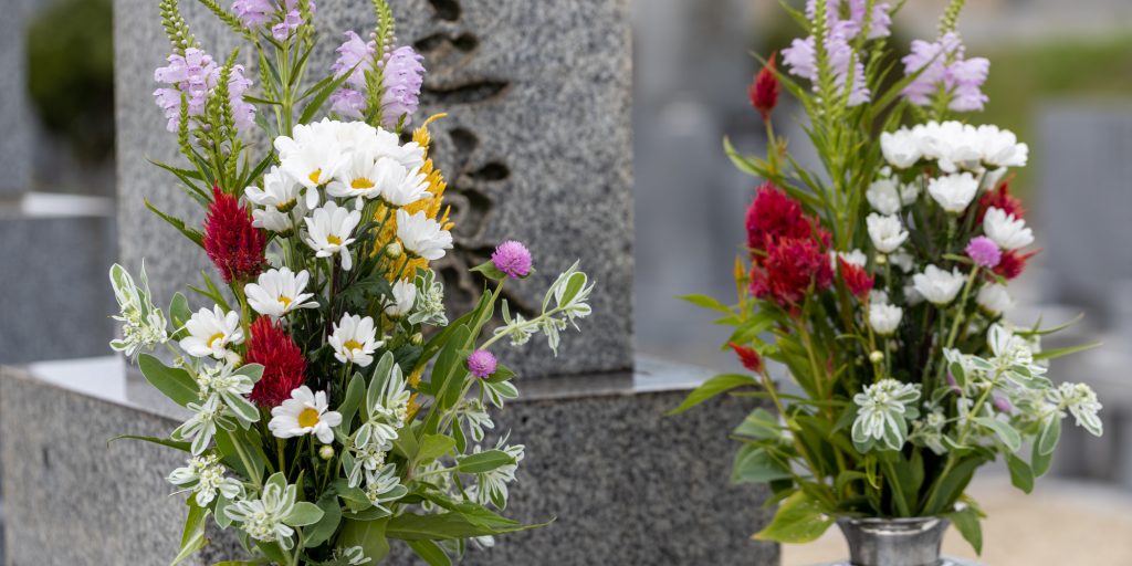 仏壇やお墓の花。選び方や飾り方をお教えします!|お葬式コラム|葬儀